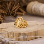 Anillo Calado Ornamentado de la Virgen: Tres Variaciones de Color para una Devoción Eterna
