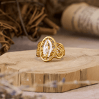 Anillo Calado Ornamentado de la Virgen: Tres Variaciones de Color para una Devoción Eterna