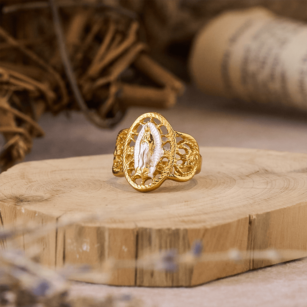 Anillo Calado Ornamentado de la Virgen: Tres Variaciones de Color para una Devoción Eterna