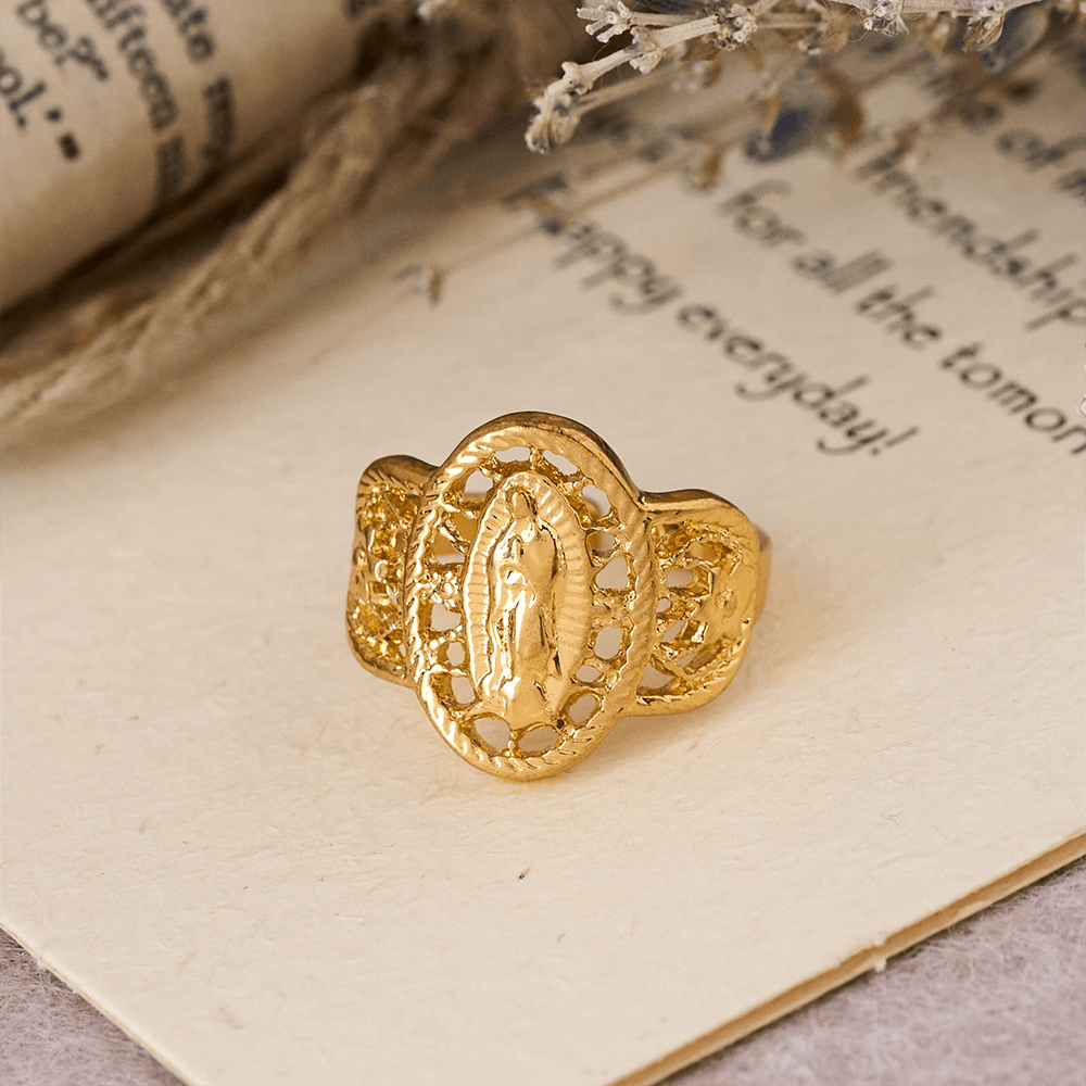 Anillo Calado Ornamentado de la Virgen: Tres Variaciones de Color para una Devoción Eterna