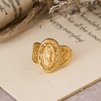 Anillo Calado Ornamentado de la Virgen: Tres Variaciones de Color para una Devoción Eterna