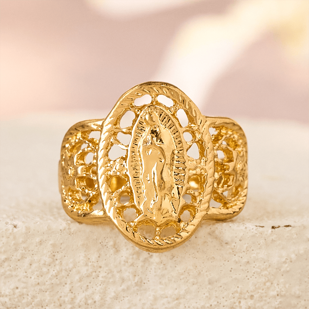 Anillo Calado Ornamentado de la Virgen: Tres Variaciones de Color para una Devoción Eterna