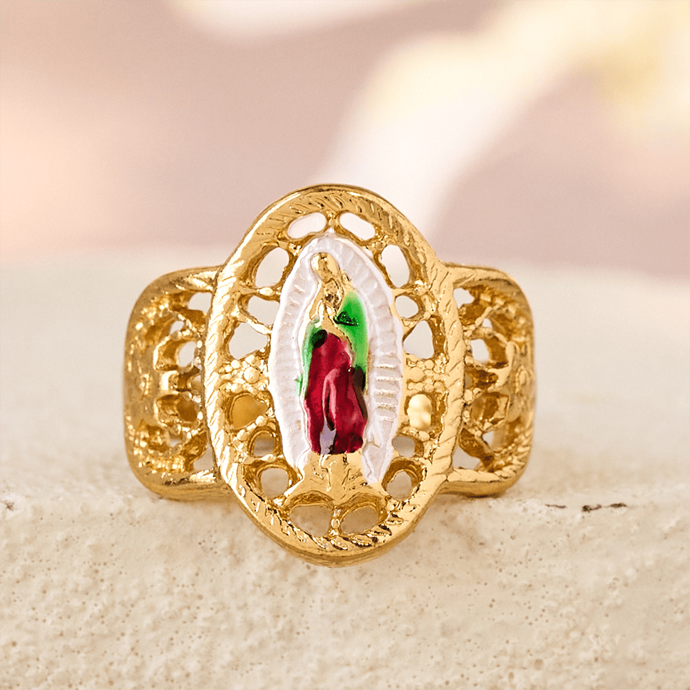 Anillo Calado Ornamentado de la Virgen: Tres Variaciones de Color para una Devoción Eterna
