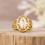 Anillo Calado Ornamentado de la Virgen: Tres Variaciones de Color para una Devoción Eterna