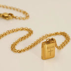 Collar con Dije de Biblia y Motivo de Cruz: Eleva tu Estilo con Sentido Espiritual