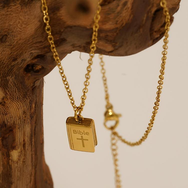 Collar con Dije de Biblia y Motivo de Cruz: Eleva tu Estilo con Sentido Espiritual