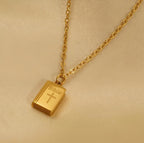 Collar con Dije de Biblia y Motivo de Cruz: Eleva tu Estilo con Sentido Espiritual