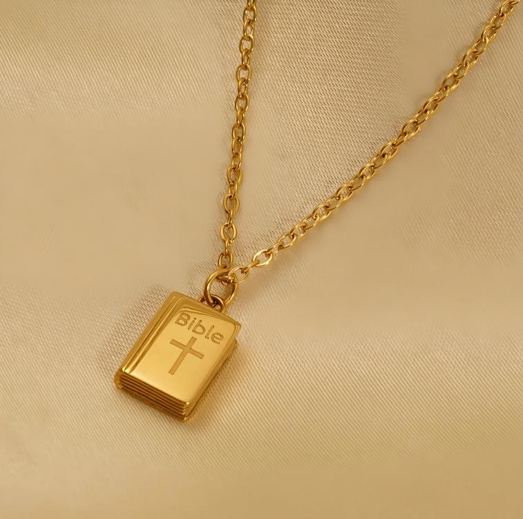 Collar con Dije de Biblia y Motivo de Cruz: Eleva tu Estilo con Sentido Espiritual