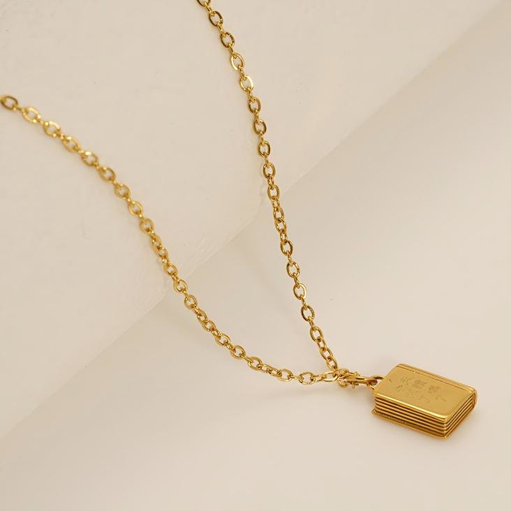 Collar con Dije de Biblia y Motivo de Cruz: Eleva tu Estilo con Sentido Espiritual