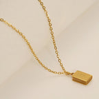 Collar con Dije de Biblia y Motivo de Cruz: Eleva tu Estilo con Sentido Espiritual