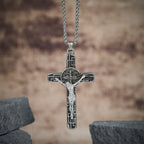 Collar con Dije Crucifijo y Medalla de San Benito Estilo Retro Clásico: Protección