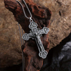 Collar de Cadena de Eslabones con Crucifijo Ornamentado y Silueta de Jesús: Señal de Redención