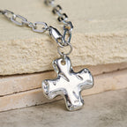 Collar de Cadena de Eslabones Clip con Cruz Minimalista: Símbolo de Fe y Estilo Moderno
