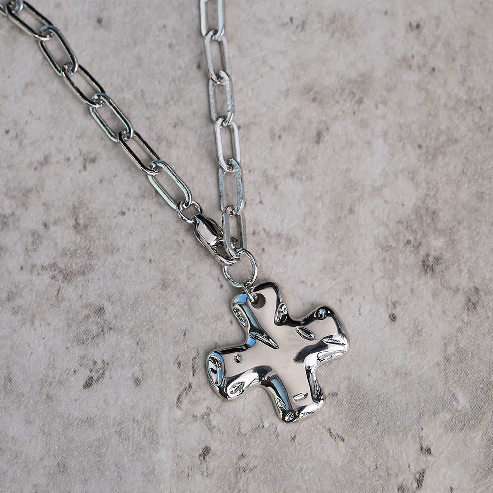 Collar de Cadena de Eslabones Clip con Cruz Minimalista: Símbolo de Fe y Estilo Moderno
