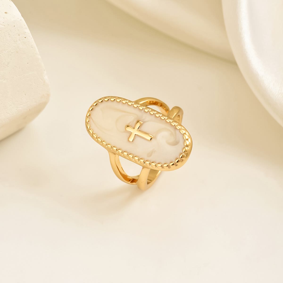 Anillo de Doble Banda Esmaltado con Detalle de Cruz: Símbolo de Fe Sutil y Estilo