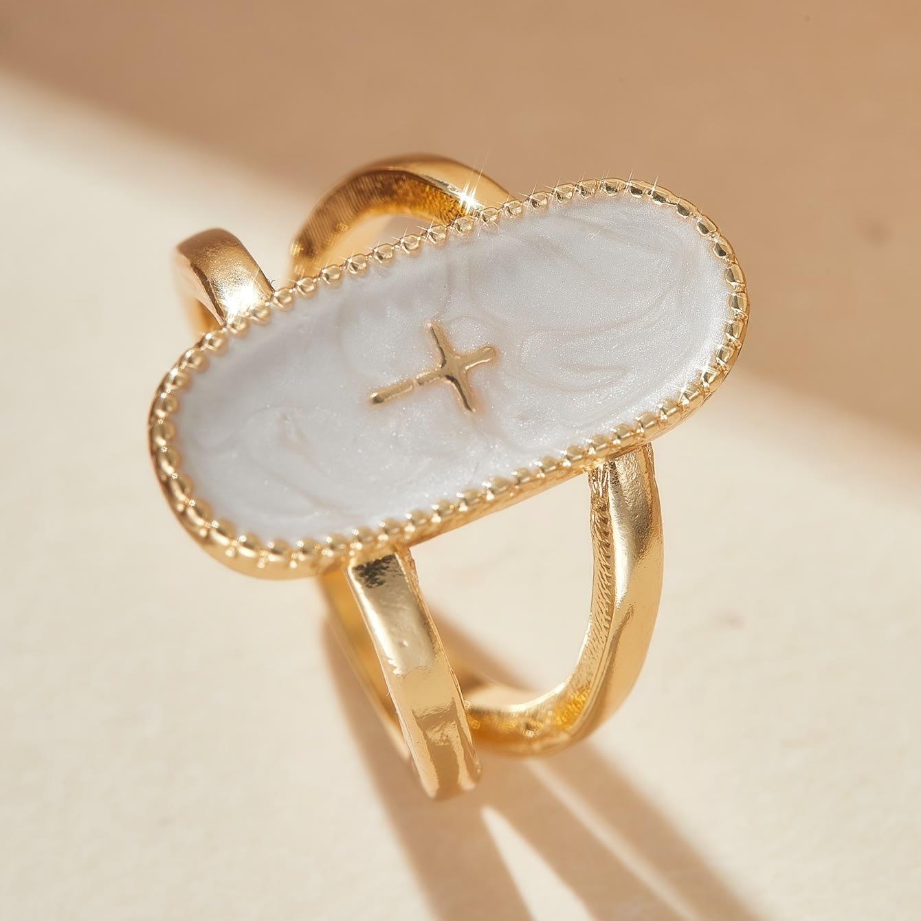 Anillo de Doble Banda Esmaltado con Detalle de Cruz: Símbolo de Fe Sutil y Estilo