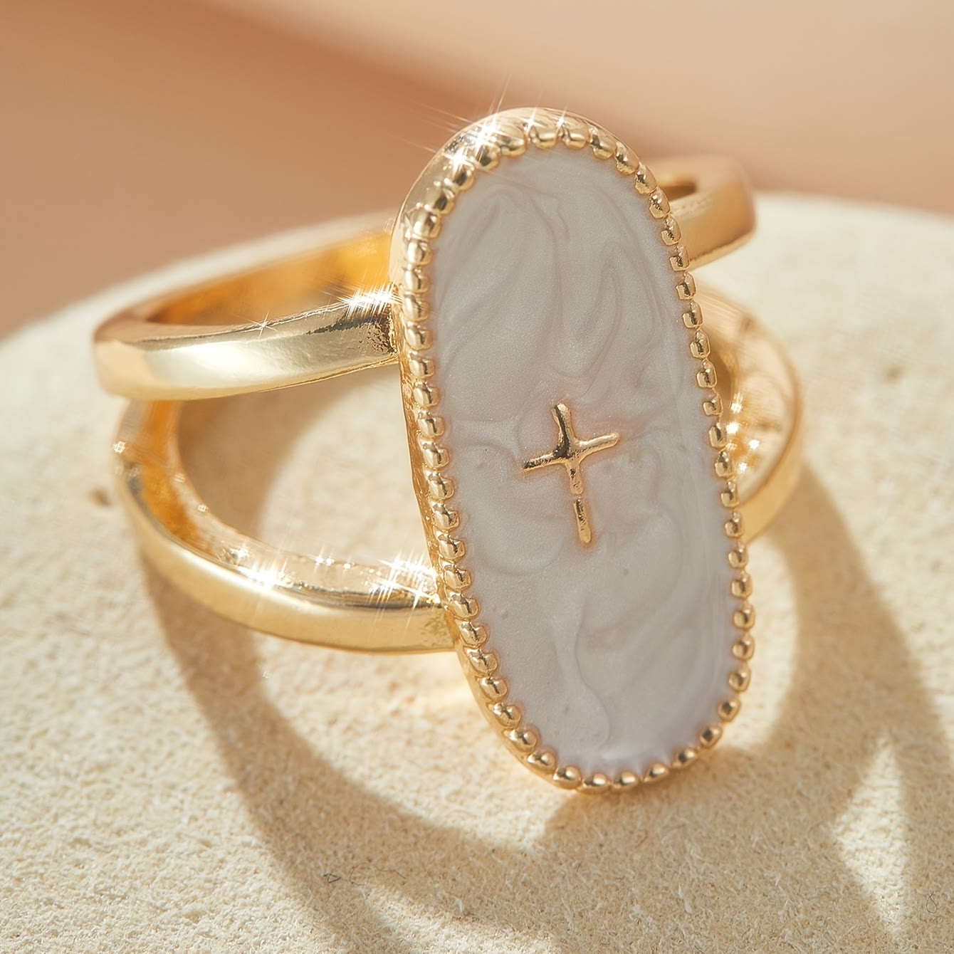 Anillo de Doble Banda Esmaltado con Detalle de Cruz: Símbolo de Fe Sutil y Estilo