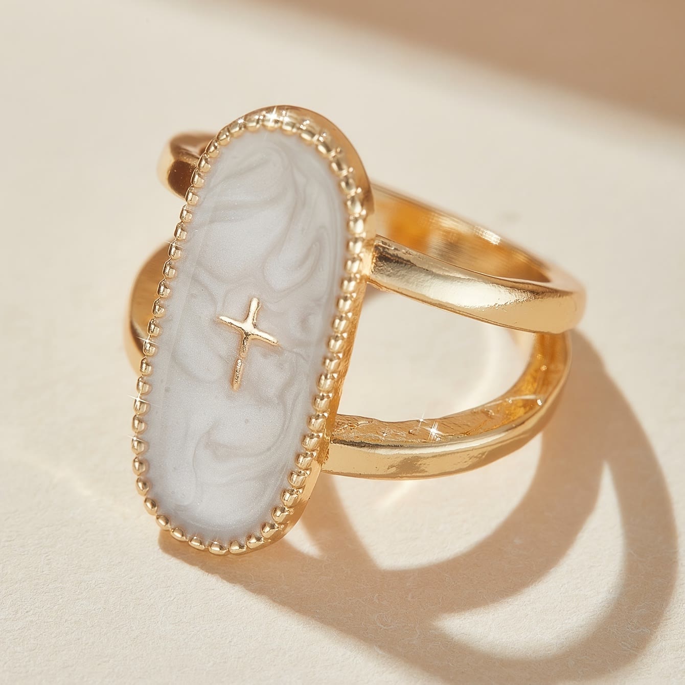 Anillo de Doble Banda Esmaltado con Detalle de Cruz: Símbolo de Fe Sutil y Estilo