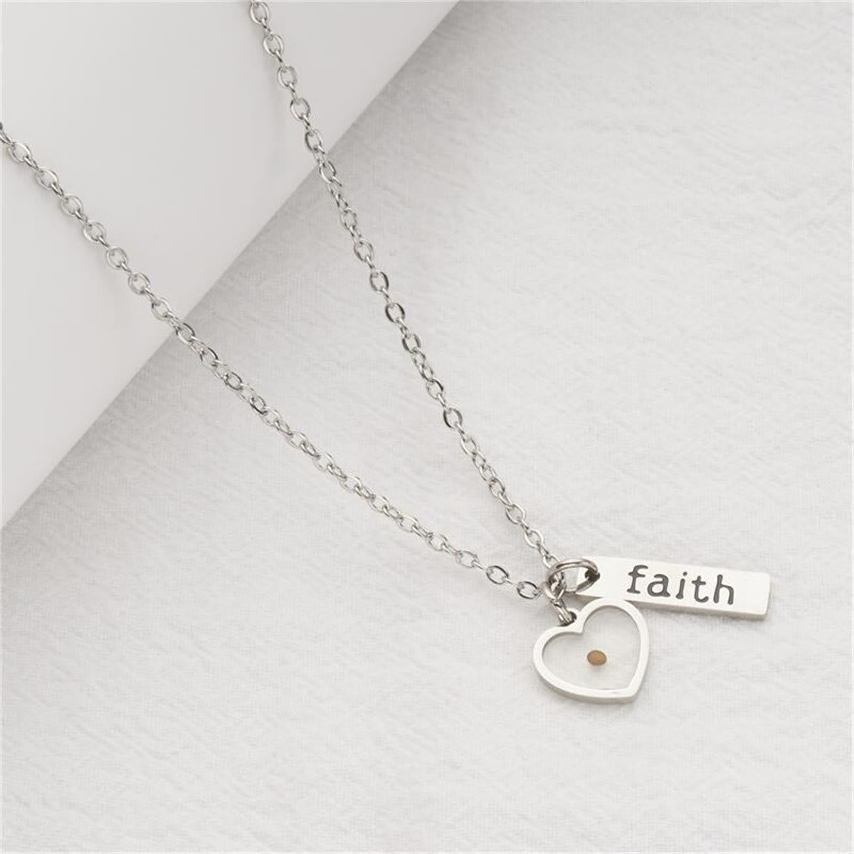 Collar de Fe Semilla de Mostaza con Corazón y Gota: Símbolo de una Fe Pequeña pero Poderosa