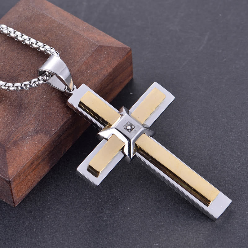 Collar con Dije de Cruz por Capas: Símbolo de Fe y Gracia Eterna