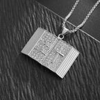 Collar con Dije de Cruz en Forma de Biblia: Símbolo de Fe y Sabiduría Divina