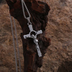 Collar Crucifijo de Metal Pulido: Señal de Gracia y Protección Divinas para Llevar