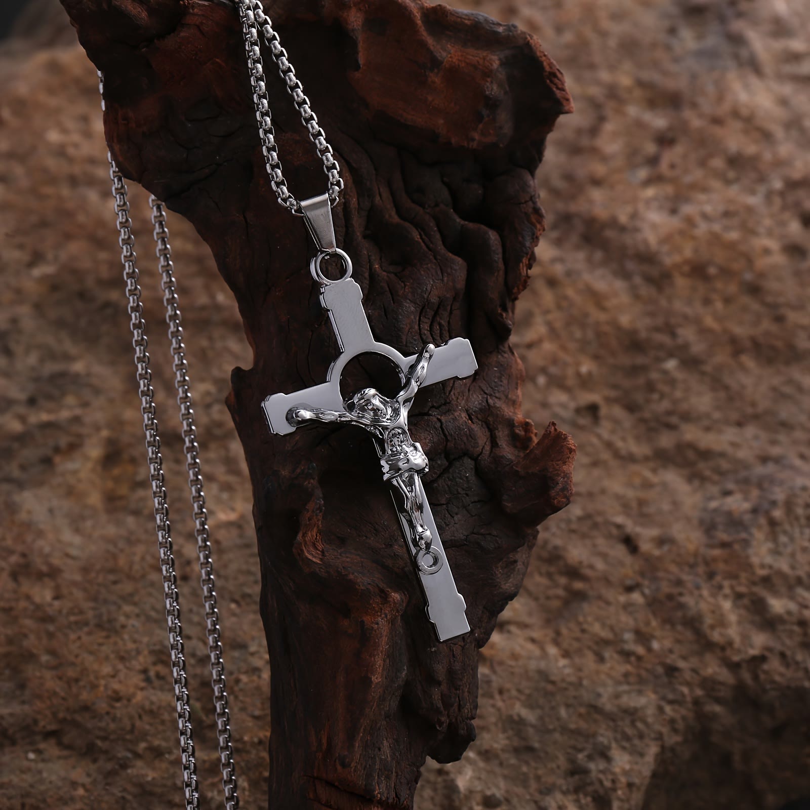 Collar Crucifijo de Metal Pulido: Señal de Gracia y Protección Divinas para Llevar