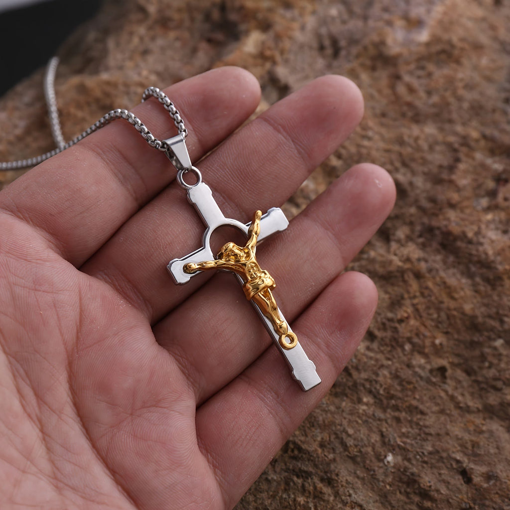 Collar Crucifijo de Metal Pulido: Señal de Gracia y Protección Divinas para Llevar