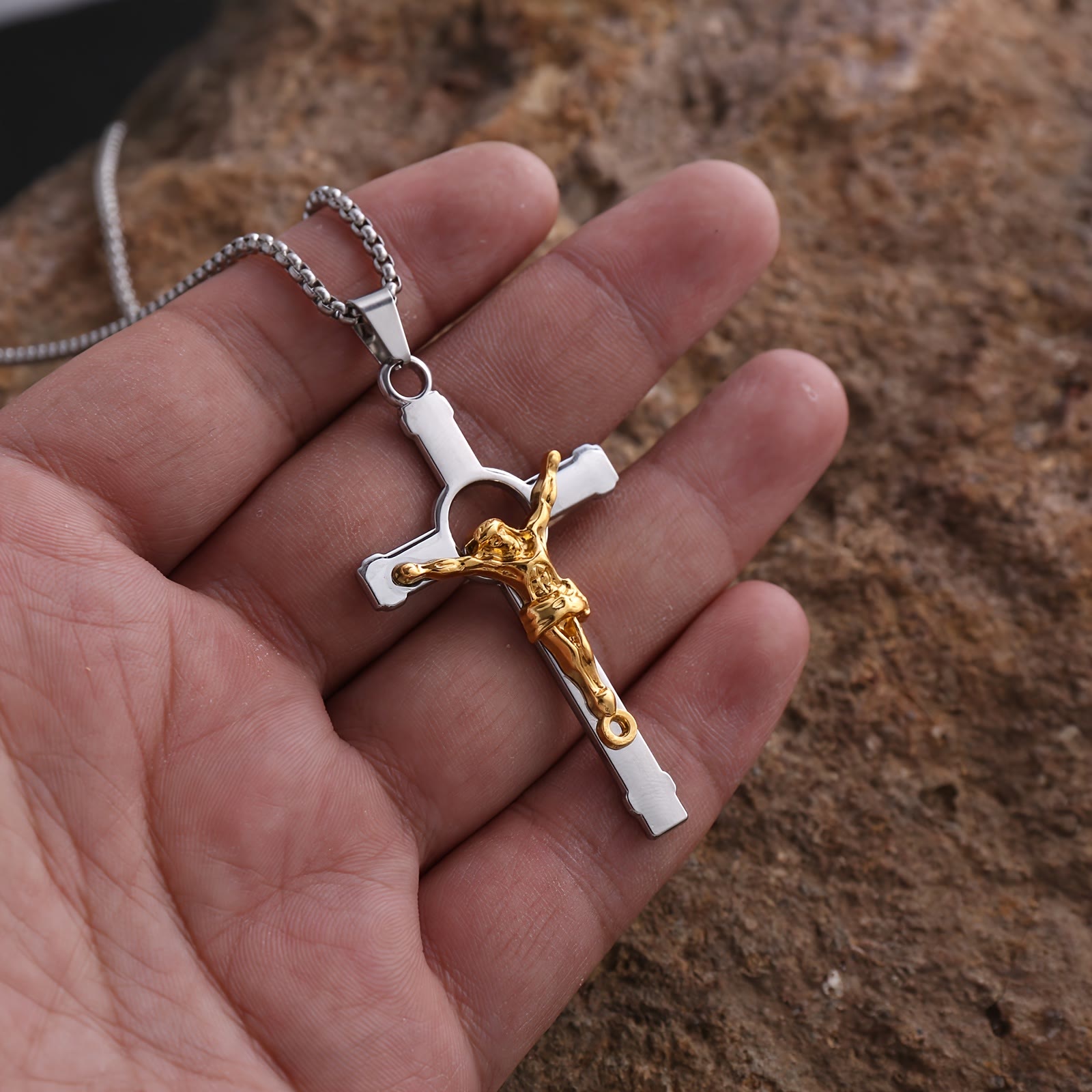 Collar Crucifijo de Metal Pulido: Señal de Gracia y Protección Divinas para Llevar