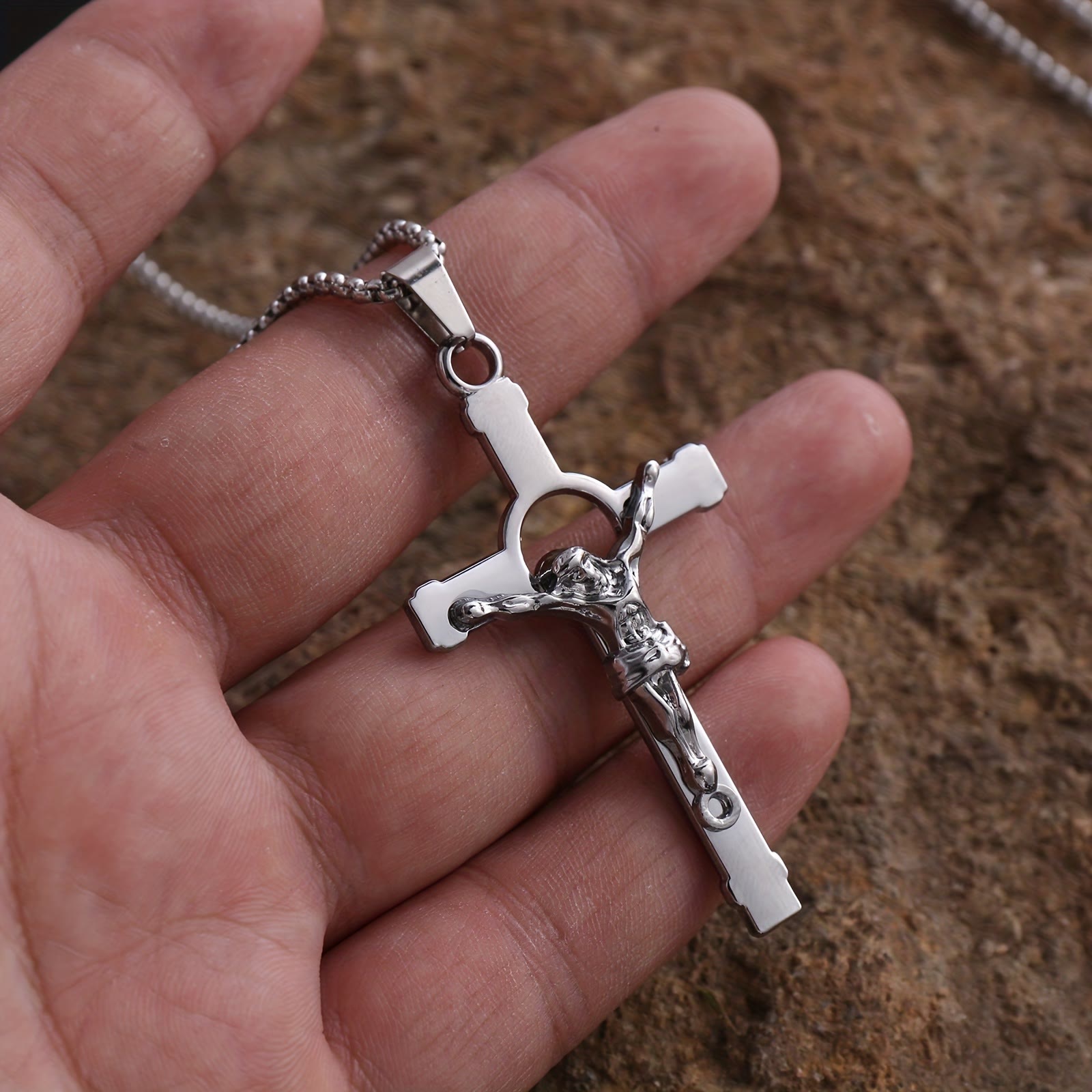 Collar Crucifijo de Metal Pulido: Señal de Gracia y Protección Divinas para Llevar