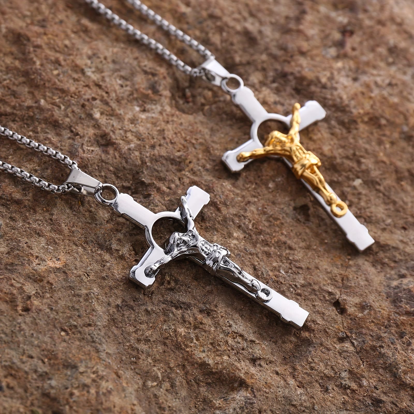 Collar Crucifijo de Metal Pulido: Señal de Gracia y Protección Divinas para Llevar