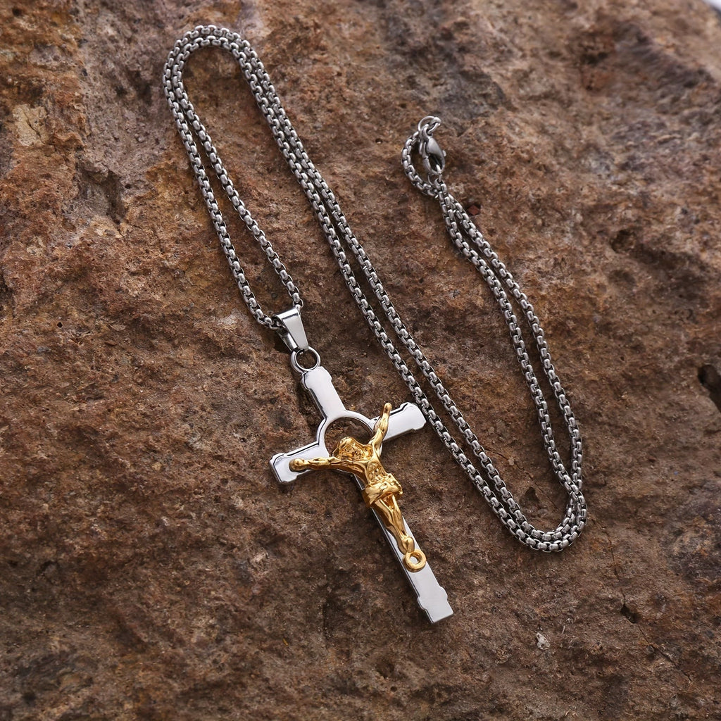 Collar Crucifijo de Metal Pulido: Señal de Gracia y Protección Divinas para Llevar