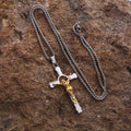 Collar Crucifijo de Metal Pulido: Señal de Gracia y Protección Divinas para Llevar