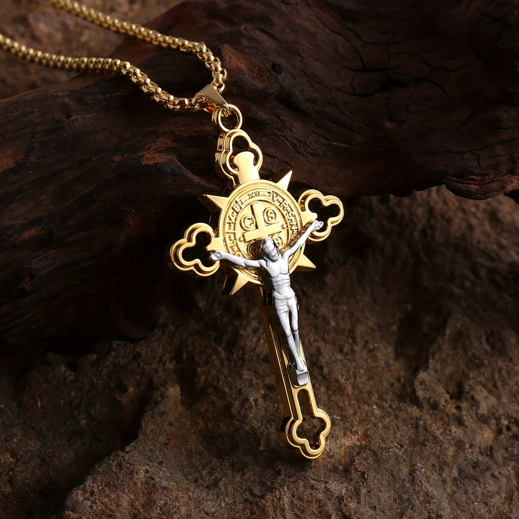 Collar con Dije Crucifijo Calado: Símbolo de Fe y Protección Divina