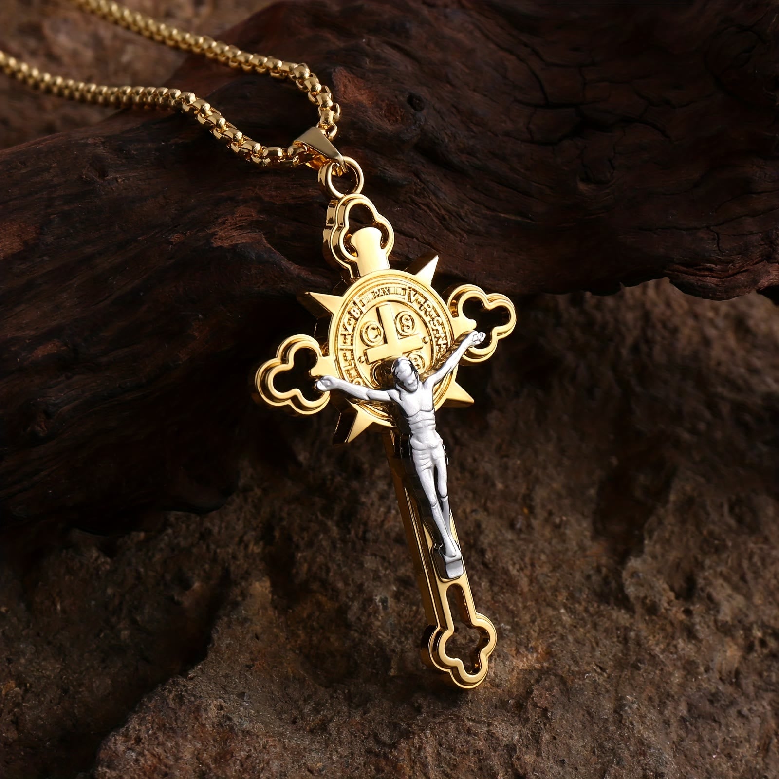 Collar con Dije Crucifijo Calado: Símbolo de Fe y Protección Divina