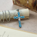Collar Crucifijo Esculpido Detallado en Azul/Plata: Accesorio Sagrado de Devoción
