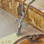 Collar Crucifijo Esculpido Detallado en Azul/Plata: Accesorio Sagrado de Devoción