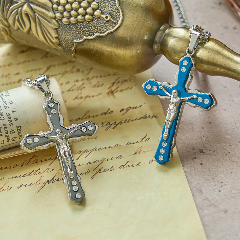 Collar Crucifijo Esculpido Detallado en Azul/Plata: Accesorio Sagrado de Devoción