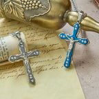 Collar Crucifijo Esculpido Detallado en Azul/Plata: Accesorio Sagrado de Devoción