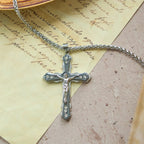 Collar Crucifijo Esculpido Detallado en Azul/Plata: Accesorio Sagrado de Devoción