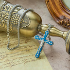 Collar Crucifijo Esculpido Detallado en Azul/Plata: Accesorio Sagrado de Devoción
