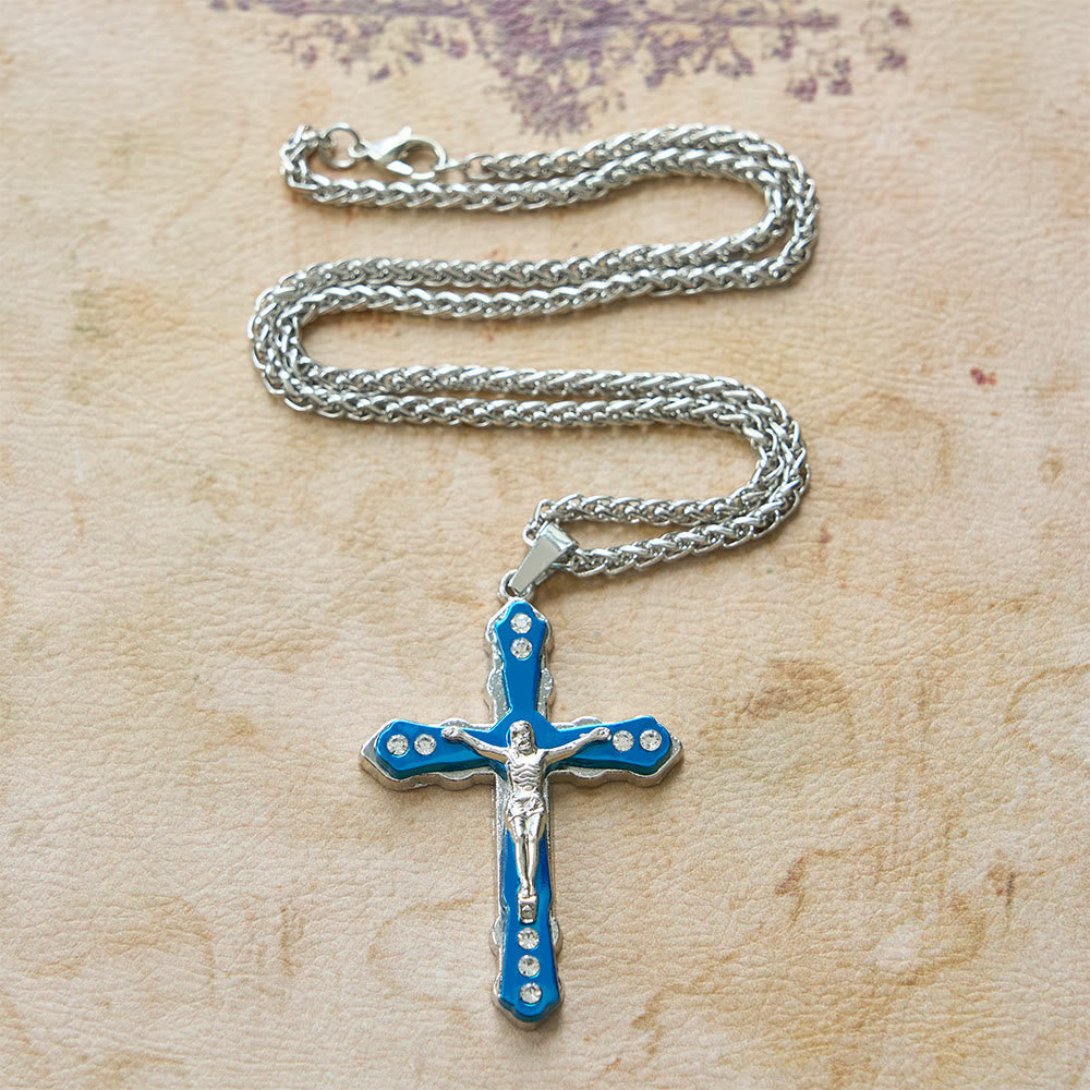 Collar Crucifijo Esculpido Detallado en Azul/Plata: Accesorio Sagrado de Devoción