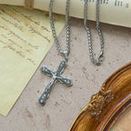 Collar Crucifijo Esculpido Detallado en Azul/Plata: Accesorio Sagrado de Devoción