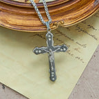 Collar Crucifijo Esculpido Detallado en Azul/Plata: Accesorio Sagrado de Devoción