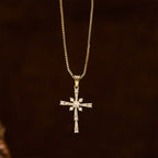 Collar de Cruz con Piedras Incrustadas Brillantes: Señal de Protección Divina