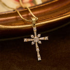 Collar de Cruz con Piedras Incrustadas Brillantes: Señal de Protección Divina