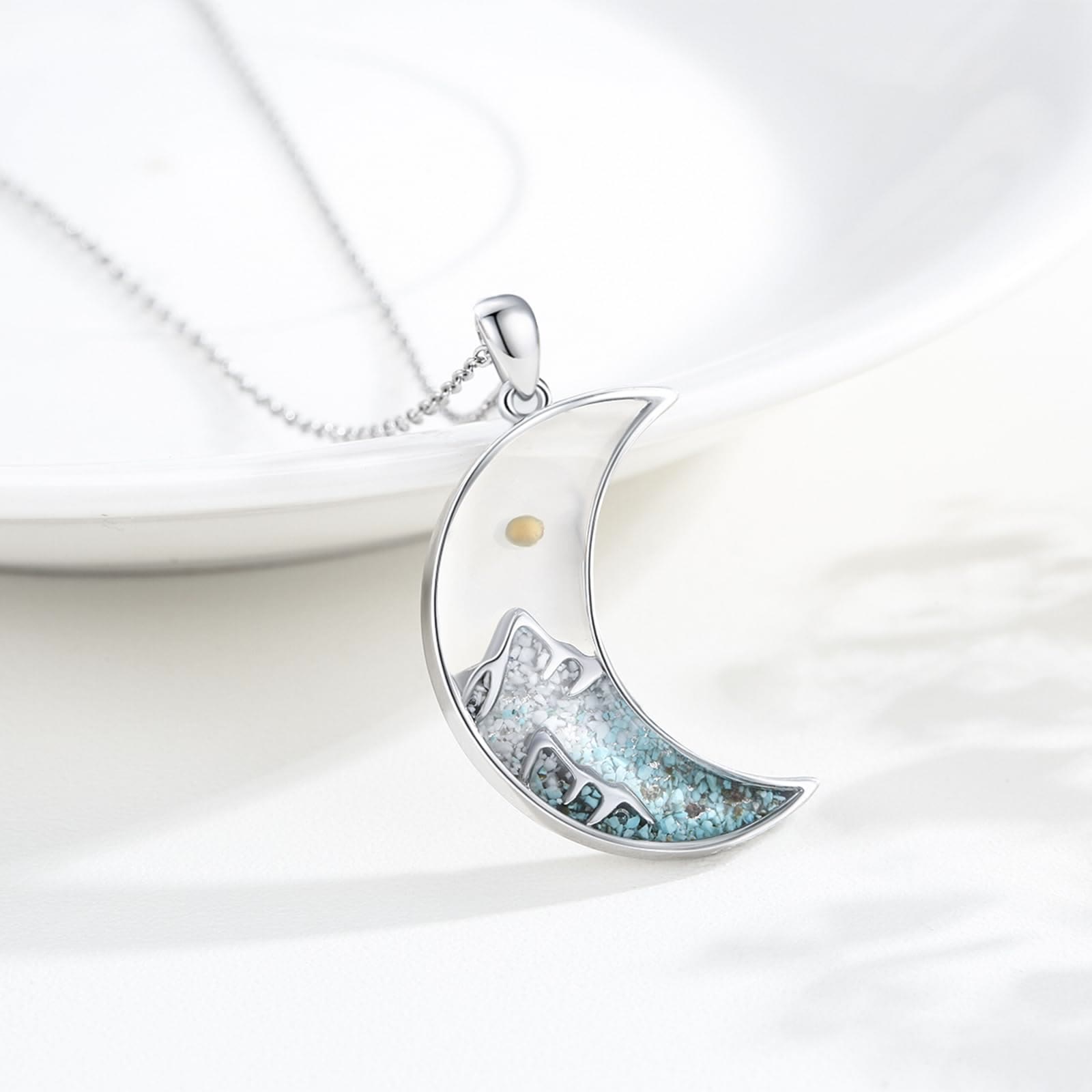 Collar de Semilla de Mostaza con Luna Creciente y Cruz: Incrustación de Turquesa y Tono Plata