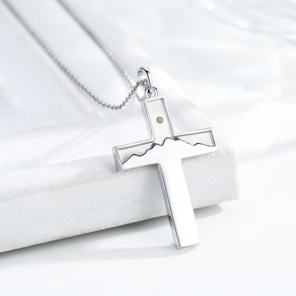 Collar de Semilla de Mostaza con Luna Creciente y Cruz: Incrustación de Turquesa y Tono Plata