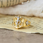 Anillo Llamativo Crucifijo en Dos Tonos: Símbolo de la Redención de Cristo y la Fe