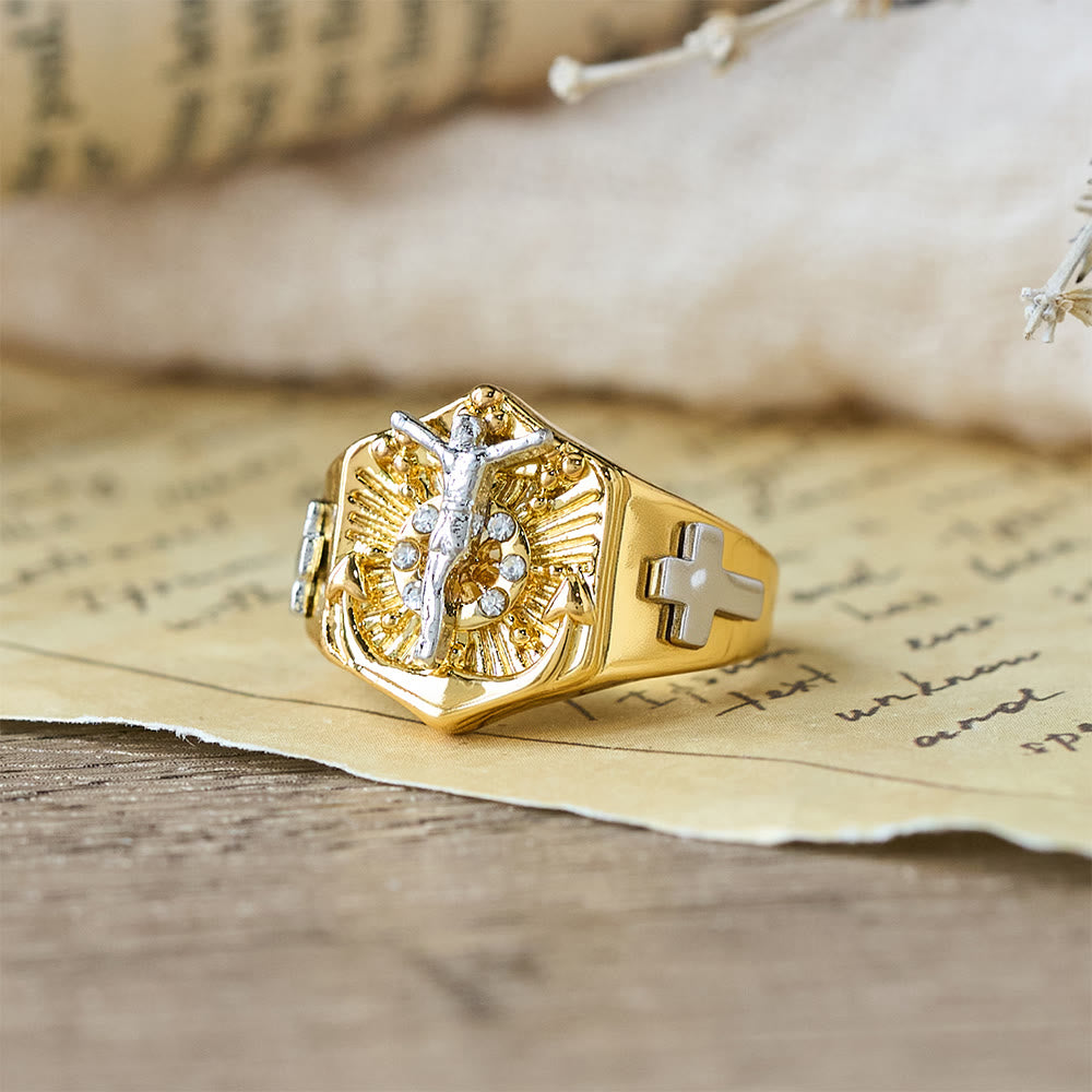 Anillo Llamativo Crucifijo en Dos Tonos: Símbolo de la Redención de Cristo y la Fe